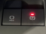 【電動パーキングブレーキ】パーキングブレーキは便利な電動式!ボタン一つで操作でき、アクセルを踏めば自動で解除されます♪レバーやペダルが無いので運転席廻りもすっきりしますね♪
