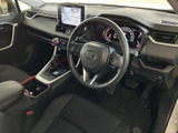 運転席からの眺めは良好。操作系も直感的に操作でき、快適なドライビングをサポートします。
