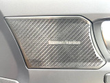 【harman kardon】ハーマンカードンのHi-Fiスペシャリストと共に、モデル別に開発・設計された専用チューニングが臨場感溢れる音響空間を実現しています。