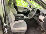 広々とした室内空間で、ゆったりとくつろげます。運転席からの視界も広く、運転操作も快適に行えます。長距離ドライブも疲れにくいでしょう。