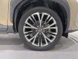 純正アルミホイールを装備。タイヤサイズは215/50R18です。