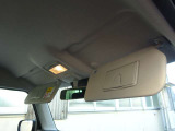 【バニティミラー】日差しを遮るだけでなく、停車中の身だしなみチェックにも便利です。出かけ前の髪型やメイクの確認など、日常の場面で活躍します。