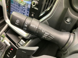 レバー上には操作位置が表示されており、必要な設定を目で確認しながら扱いやすい仕様です。手元で操作できる配置のため、天候に応じた視界確保を日常の運転でサポートします。