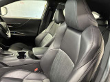 素材の確かさと心地いいフィット感が座った瞬間に伝わってくるシート。運転席も助手席もリラックスしてゆったり座れます。