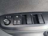 運転席パワーウインドウマスタースイッチです。車内の換気も運転席から簡単に行えます。ロック機能もついているので子供がイタズラして窓を開けるという事も防止できますよ。