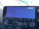FMやAM、TV、Bluetooth、USBなどの選択肢が画面上に並び、使いたいメディアを見つけやすい構成です。日々の移動中もお好みに合わせて音楽や情報を楽しめます。