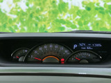 視認性の高いメーター類で、運転に必要な情報を的確に把握できます。運転に集中できる、シンプルでわかりやすいデザインです。
