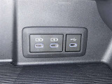 充電用USB端子付き。スマートフォンなどの充電に便利です。