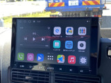 画面には音楽やアプリのメニューが表示され、アイコンから使いたい項目を選ぶ構成です。地図や音楽など複数の項目が並び、日常の移動中にも目的に合わせて活用できます。