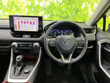 握りやすいステアリングは、運転操作をより快適にします。オーディオや通話機能など、便利なスイッチ類も操作しやすい位置に配置されています。