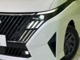 【LEDヘッドライト】悪天候や夜間走行時も良好な視界を確保し安心して運転できる高輝度LEDヘッドライトを装備!点灯速度が早く、消費電力も抑えられています。