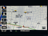 高精細な地図画面で、目的地までの道案内をサポート。スムーズな運転を安心して楽しめます。渋滞情報も確認でき、効率的な移動に。