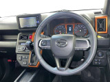 運転席まわりです。 各操作スイッチは使いやすい位置に配置されてます。