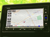 見やすい地図画面で、目的地までのナビゲーションをスムーズに行えます。渋滞情報も表示され、最適なルートを案内してくれます。