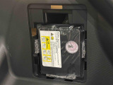 車載工具のジャッキ・タイヤレンチ・牽引フックは助手席の下,ラゲージ下にパンク応急修理キットが収納されています。