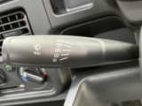 各段階の表示がレバーに記され、設定を確認しながら扱いやすい仕様です。運転席から手を伸ばしやすい場所にあり、雨天時など日常の移動で便利に活用できます。