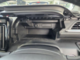 運転席側のインパネにも小物入れがあります。