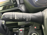 雨天時でもクリアな視界を確保。ワイパーの操作も簡単で、運転に集中できる環境をサポートします。快適なドライブに。