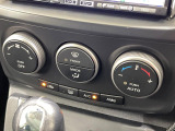 【オートエアコン】一度お好みの温度に設定すれば、車内の温度を検知し風量や温度を自動で調整。暑い&hellip;寒い&hellip;と何度もスイッチ操作をする必要はありません。快適な車内空間には必須の機能ですね♪