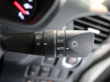 オートマチックハイビームとは、先行車や対向車のライトを認識し、ハイビームとロービームを自動で切り替える機能です。夜道の視界を確保します。詳細は販売店スタッフまでおたずねください。