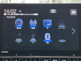 オーディオのメニュー画面から、ラジオやディスク、USBなどの音源を選択できます。選択肢が画面に並んでいて見分けやすく、使いたい音源を確認しながら切り替えられる便利な装備です。