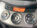 【左右独立型フルオートエアコン】運転席と助手席でそれぞれお好みの温度に設定可能。同乗者にも配慮した、最適な空調をお届け致します。