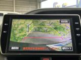 後方の様子をモニターで確認しながら、画面上のガイドを目安に駐車できます。視点切替やガイド表示の案内もあり、駐車時の周囲確認をサポートしてくれます。