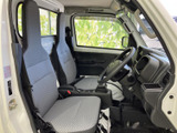 運転席と助手席が並ぶ室内は、前方や左右の窓から周囲を確認しやすい見通しです。落ち着いた色合いのシートとすっきりした足元で、毎日の乗り降りや移動にもなじみます。