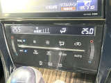 【左右独立型フルオートエアコン】運転席と助手席でそれぞれお好みの温度に設定可能。同乗者にも配慮した、最適な空調をお届け致します。