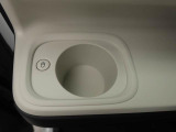 カップホルダーは運転席や助手席からちょうど手の届く位置です!!