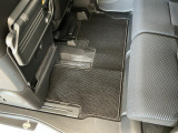 しっかりと汚れ、砂ぼこりを落とし足元まで清潔な車内空間を作り上げております♪