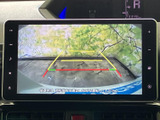 後方の映像を画面で確認でき、駐車時の周囲の状況把握をサポートします。目安となるガイド表示もあり、車庫入れや狭い場所での後退時に役立つ装備です。