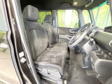 運転席まわりには十分なスペースがあり、大柄な方でもゆったり運転していただける環境です。