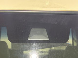 【ホンダセンシング】走行中に前方の車両等を認識し、衝突しそうな時は警報とブレーキで衝突回避と被害軽減をアシスト。より安全にドライブをお楽しみいただけます。