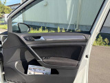運転席側ドアの内側です。パワーウィンドウは正常に作動します。