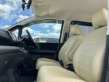 運転席からの視界が広く、運転操作もスムーズに行えます。快適な空間で、安全運転をサポートします。長距離運転も楽々です。
