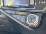 【オートエアコン】一度お好みの温度に設定すれば、車内の温度を検知し風量や温度を自動で調整。暑い&hellip;寒い&hellip;と何度もスイッチ操作をする必要はありません。快適な車内空間には必須の機能ですね♪