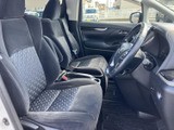 前席はシートにゆったりと腰掛けやすく、運転席から前方や周囲を見渡しやすいレイアウトです。落ち着いた色合いの室内で、日々の移動も快適にお過ごしいただけます。