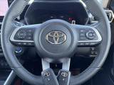 手元に複数のスイッチが配置され、運転姿勢を保ちながら各種機能を扱いやすい設計です。握りやすい形状で、日々の運転中も必要な操作を手元で確認しやすく便利です。