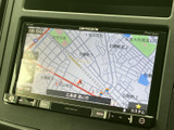 地図上に現在地周辺の道路や施設名が表示され、目的地までの道順を確認する際に便利です。周辺の位置関係をつかみやすく、お出かけの心強い案内役になります。