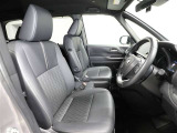 ゆったり室内で運転もしやすいです♪使い勝手の良い配置も考えられています!!