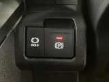 【電動パーキングブレーキ+オートブレーキホールド機能】 指先だけで簡単に操作が可能なパーキングブレーキ、スイッチを押すとブレーキペダルから足を離してもブレーキを保持できるオートブレーキホールド搭載。