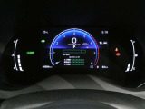 とっても見やすいメーターです。夜間時はラグジュアリーな気分にさせてくれる照明が魅力ですので、夜のドライブも楽しみになりますよ♪