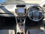 運転席まわりはメーターやナビ画面を確認しやすい配置で、前方の視界も広く感じられます。シートは身体を支える形状で、毎日の通勤から長時間の移動まで過ごしやすい空間です。