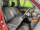運転席まわりには十分なスペースがあり、大柄な方でもゆったり運転していただける環境です。