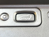 【パワーバックドア】スマートキーや運転席のボタンを押すだけでリアゲートが自動で開閉します!荷物を持っている時や、高い位置にあるバックドアを閉める際に便利な機能です♪