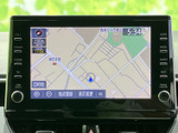 大きく見やすい画面で地図を確認でき、目的地設定や周辺の確認もスムーズ。画面の周囲には操作ボタンとダイヤルが配置され、運転中も視線の移動を抑えながら必要な情報へアクセスできます。