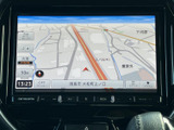 道路や周辺の地名が画面上に表示され、現在地周辺の位置関係を確認しやすい地図表示です。縮尺や案内情報も見ながら行き先を設定でき、慣れない場所へのお出かけにも役立ちます。