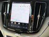 縦長のナビ画面は進行方向を広く表示できるため、視認性に優れています タッチパネルはスマートフォンのように硬いタイプのため、スワイプ操作もできます