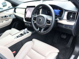 適度な包まれ感がありながらも見晴らしの良いインテリア 大型センターディスプレイは運転席側に向けられており、操作感や視認性も良好です